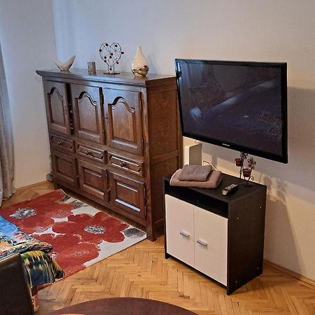 Lovely 1 Bedroom Apartment In City Centre, Sleeps 4 ! Turda Exterior photo