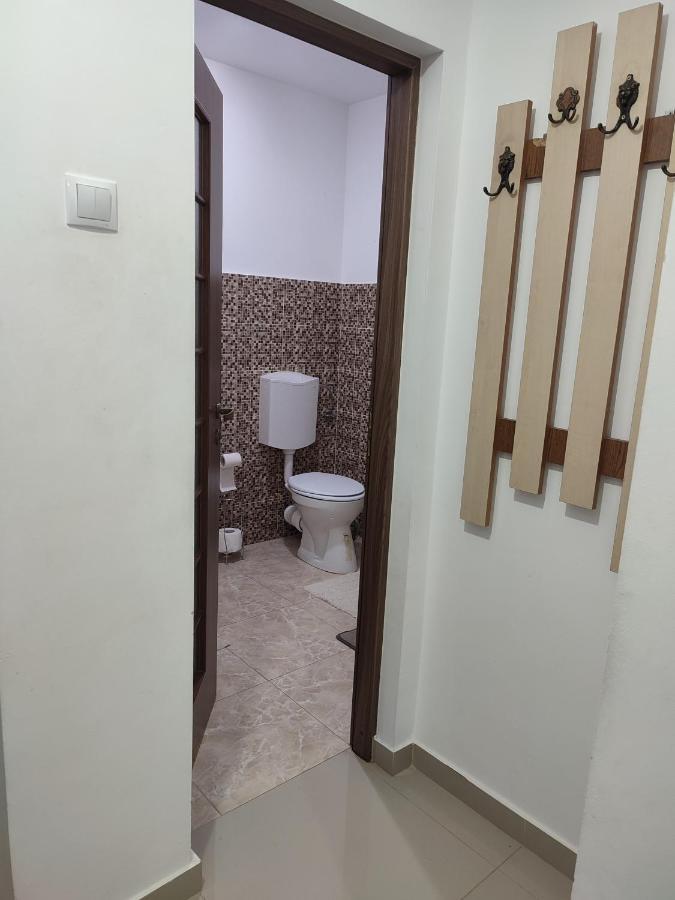 Lovely 1 Bedroom Apartment In City Centre, Sleeps 4 ! Turda Exterior photo