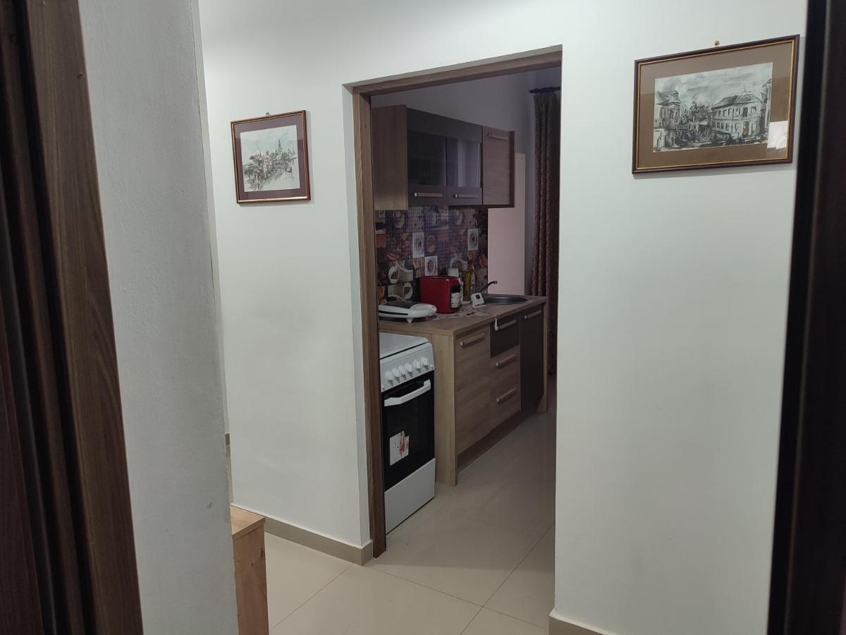Lovely 1 Bedroom Apartment In City Centre, Sleeps 4 ! Turda Exterior photo