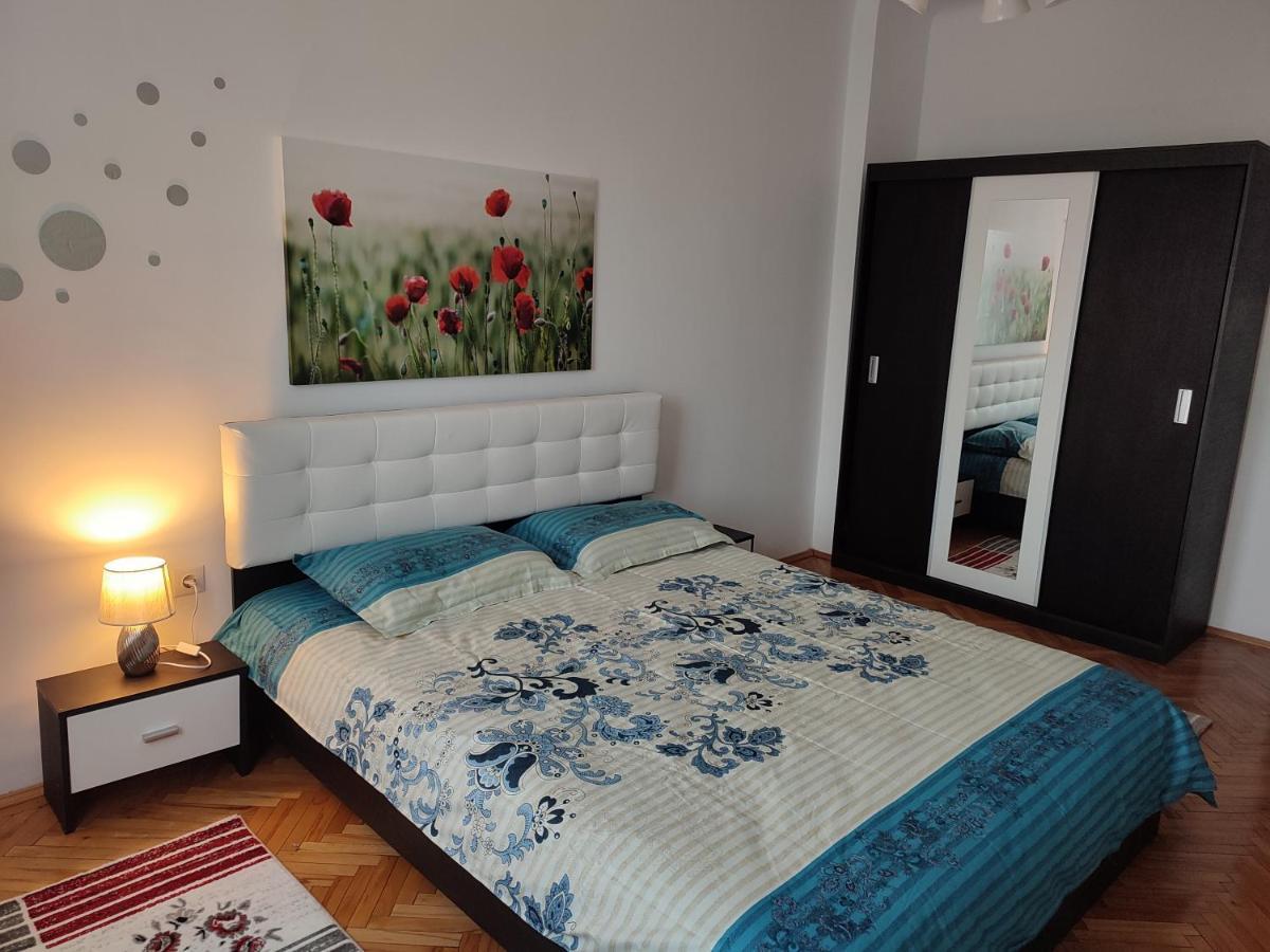 Lovely 1 Bedroom Apartment In City Centre, Sleeps 4 ! Turda Exterior photo