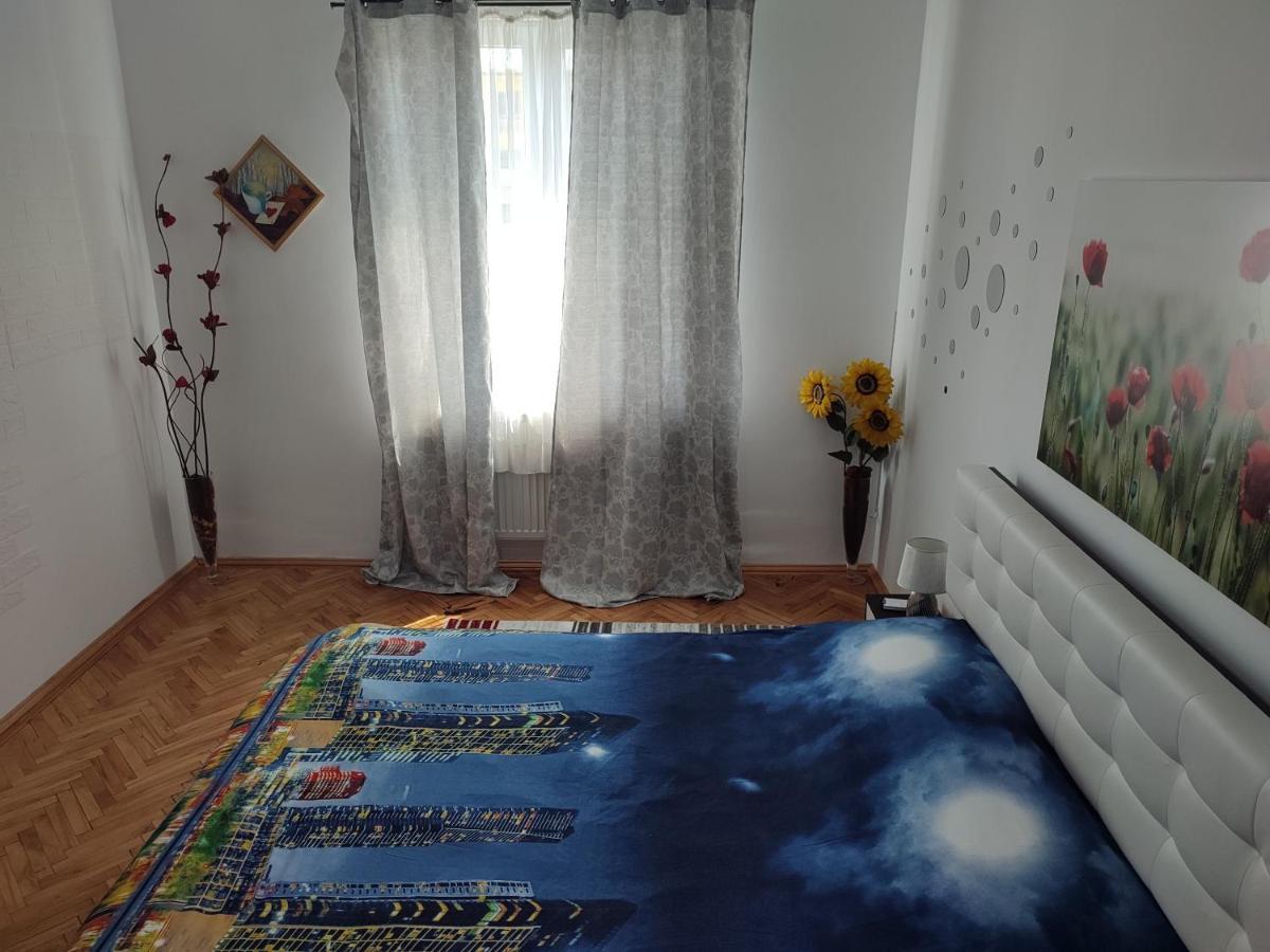 Lovely 1 Bedroom Apartment In City Centre, Sleeps 4 ! Turda Exterior photo